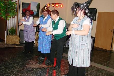 Maibaum in Bielen aufgestellt