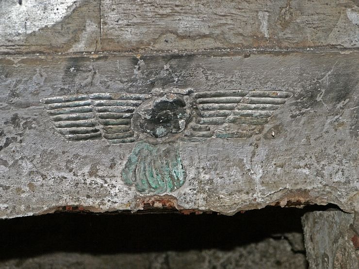 Symbole wie der Phoenix sind in den Stein geritzt