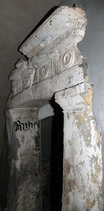 Im Untergrund steht auch das zerst&ouml;rte Portal des Tempels Salomons als Zeichen f&uuml;r die Verg&auml;ngliche