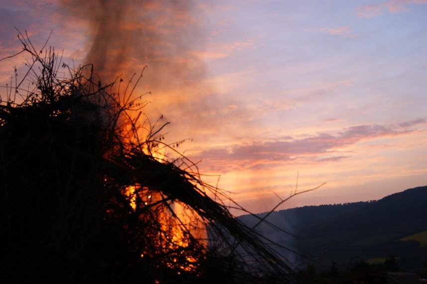 Pfingstfeuer in Obergebra