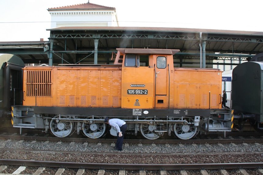 Am Morgen auf dem Bahnhof