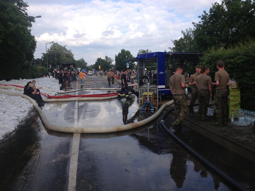  Dresden Cossebaude � links Stabilisierung des Sandsackdamms, rechts kurze Pause bei den Kameraden beim THW