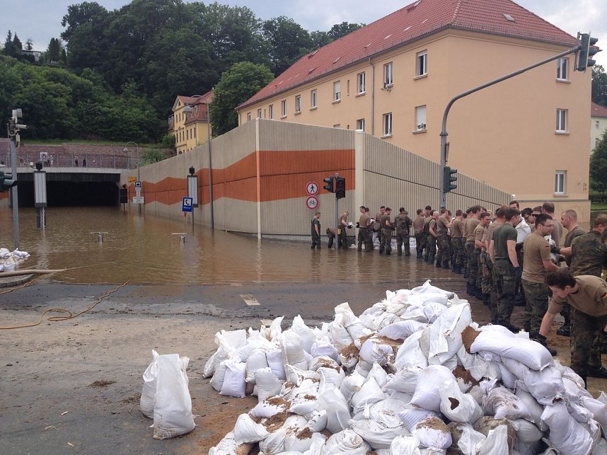 Bundesstra&szlig;e 101 in Mei&szlig;en. Wir dichten hier links und rechts an der Schallschutzmauer