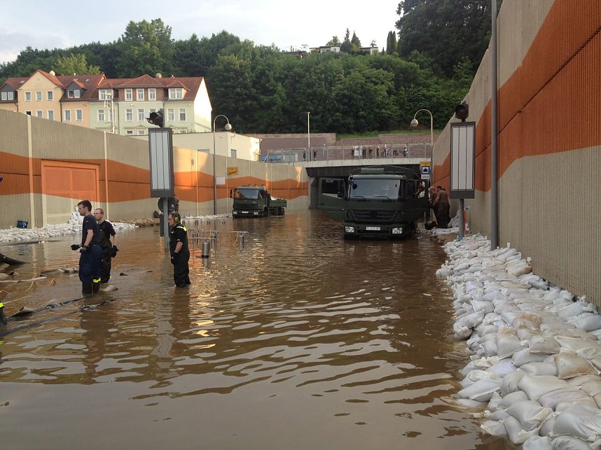  Mit Watf&auml;higen LKW wurden die Sands&auml;cke transportiert