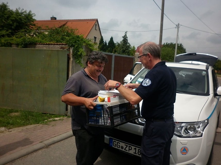 Andreas Teichert bringt Baumaterial vom Wunschzettel von Karsten Lehmann