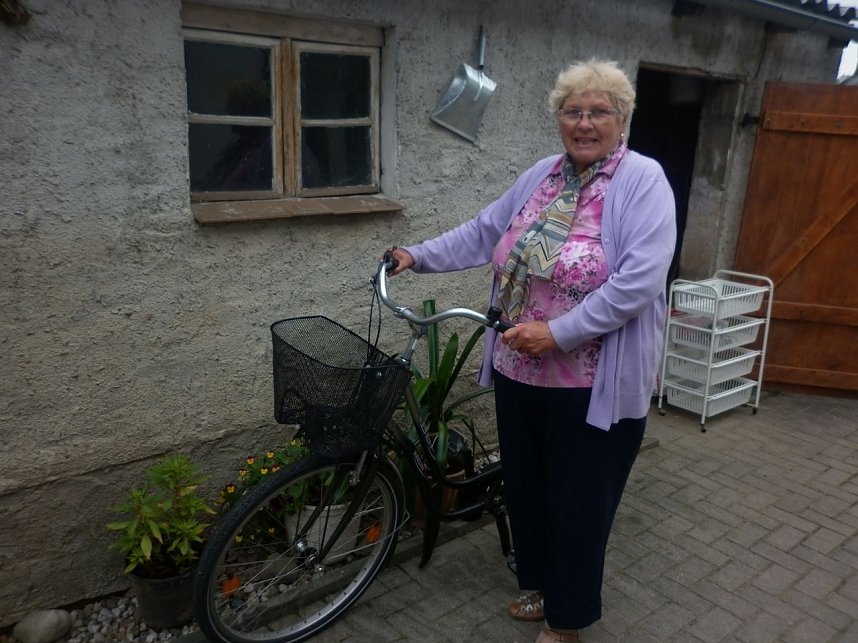 Neues Fahrrad f&uuml;r Erna Bielig