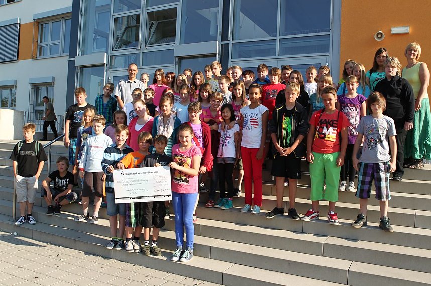 Gruppenbild mit den drei f&uuml;nften Klassen