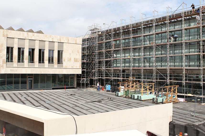 Besuch im Palast aus Glas und Beton