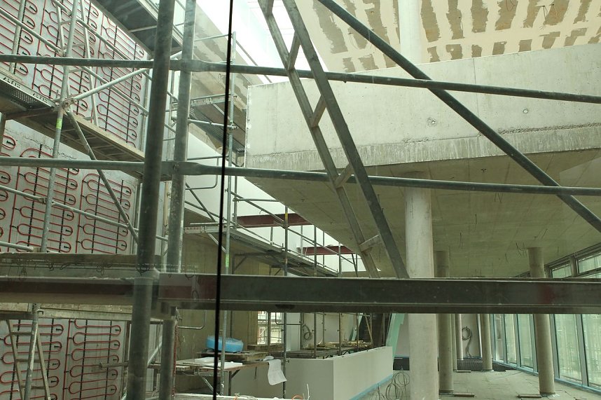 Besuch im Palast aus Glas und Beton