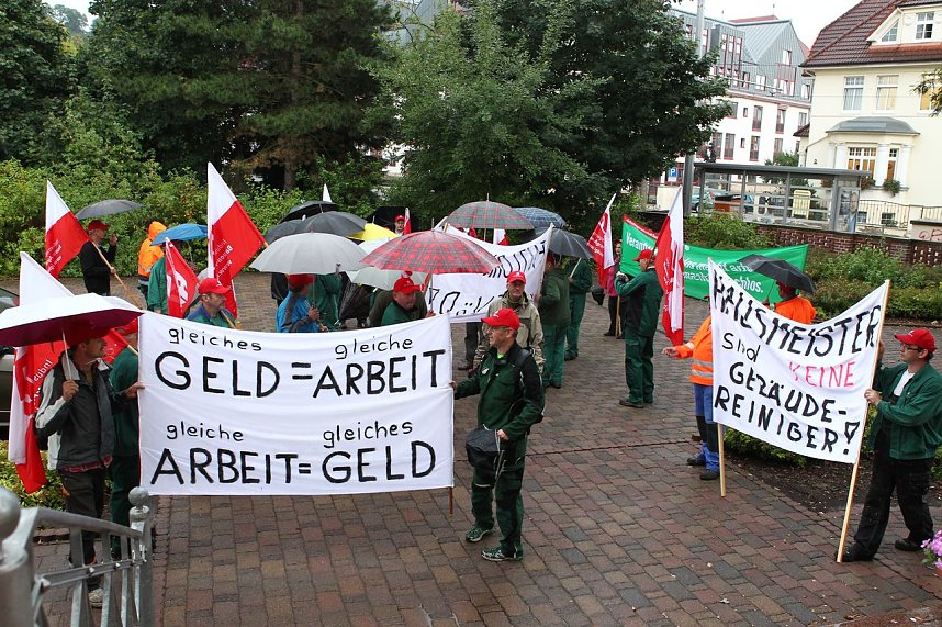 Mitarbeiter der Service-Gesellschaft protestierten