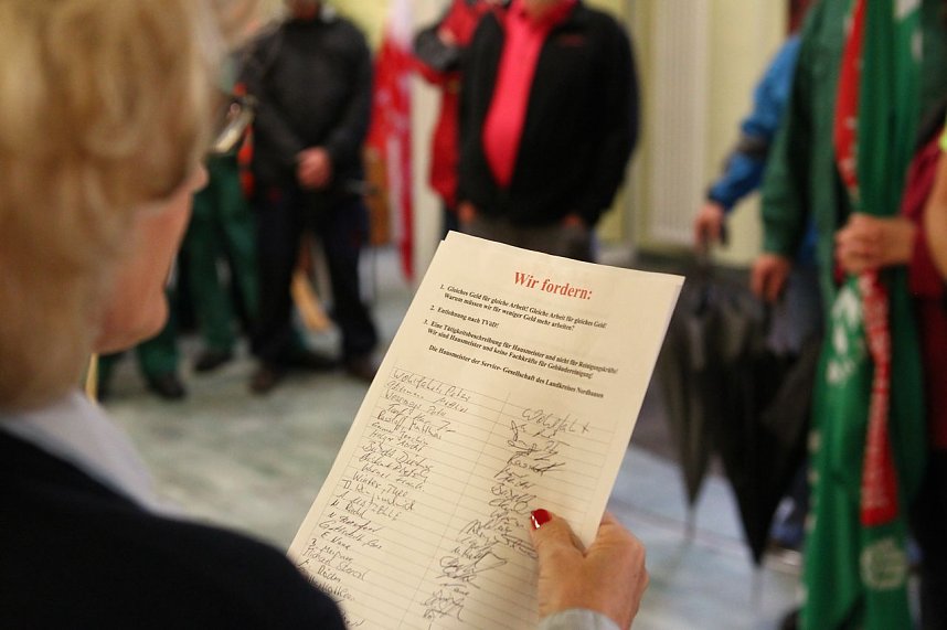Mitarbeiter der Service-Gesellschaft protestierten