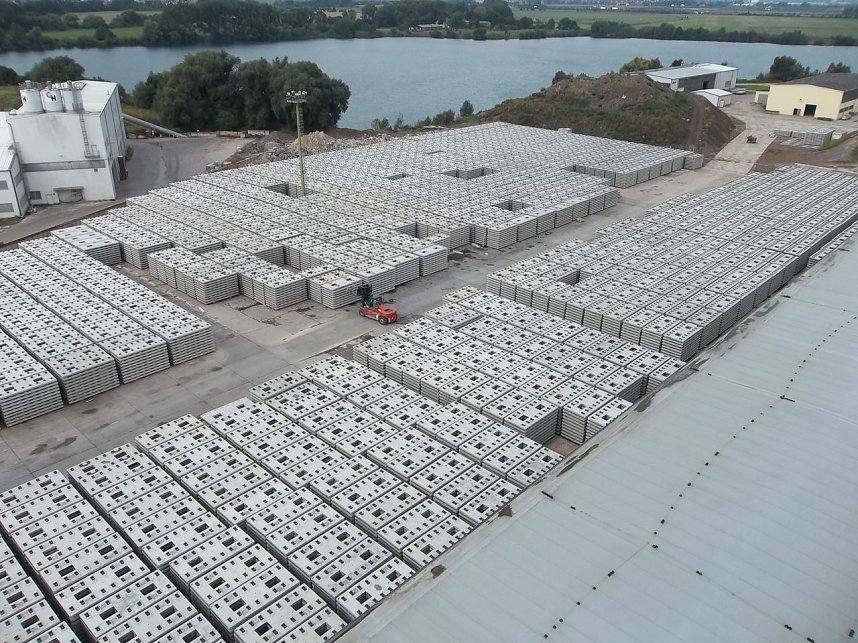 Produktion der Gleistragplatten