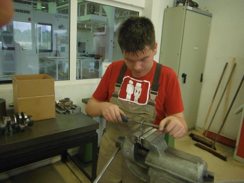 Florian Mandel in der Lehrwerkstat bei FEUER powertrain Nordhausen