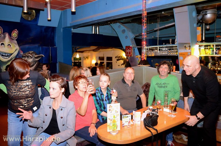 Radio OKN Nutzer feiern