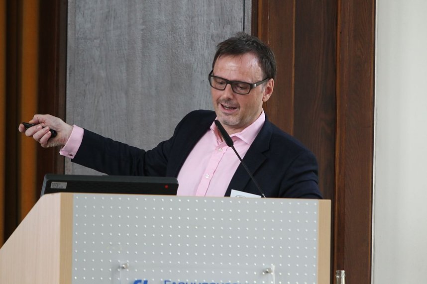 Symposium: Prof. Dr. Kahl bei seinem Vortrag