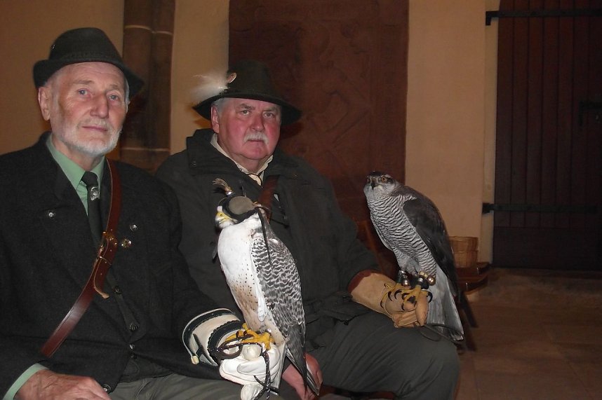 Jagdliches Brauchtum unterstrichen die Falkner Rainer Model und Rudolf Scheibmer aus Ellrich mit ihren Beizv&ouml;geln.
