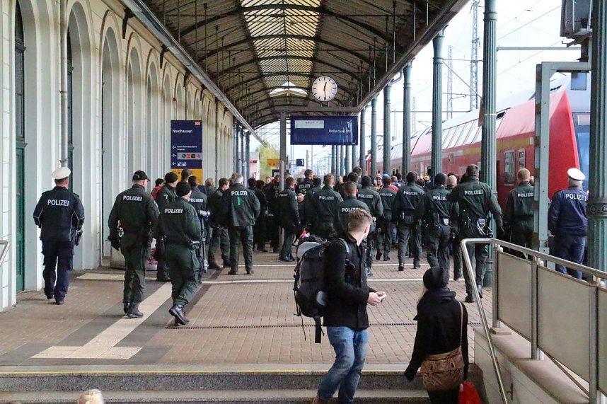 Lok-Fans in Empfang genommen