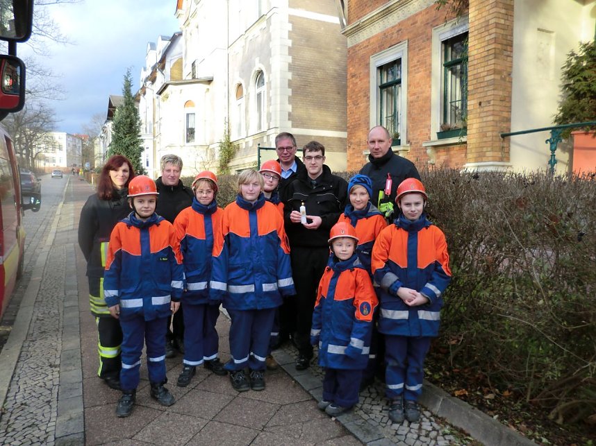 Friedenslicht &uuml;bergeben