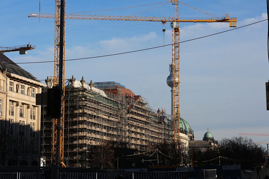 Blick von unter den Linden zum Alex