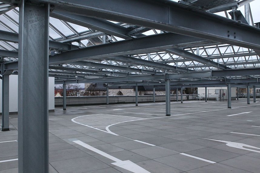 Oberes, &uuml;berdachtes Parkdeck