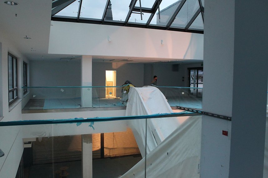 Blick auf die Rolltreppen, die in das Erdgeschoss f&uuml;hren