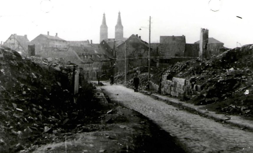 Dieses Bild entstand 1945 in der Blasiistra&szlig;e. Im Hintergrund sind die T&uuml;rme des Doms zu sehen, die gl&uuml;cklicherweise vom Bombenhagel verschont blieben. Sie sind der verbliebene Orientierungspunkt.