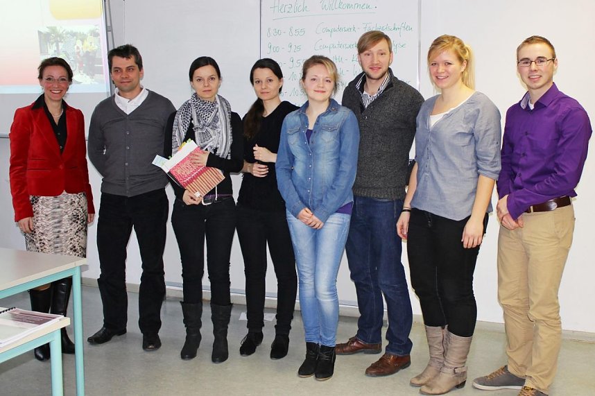 Dr. Kareen Schlangen und Studierende des Moduls Customer Relationship Management des Masterstudiengangs Innovations- und Changemanagement