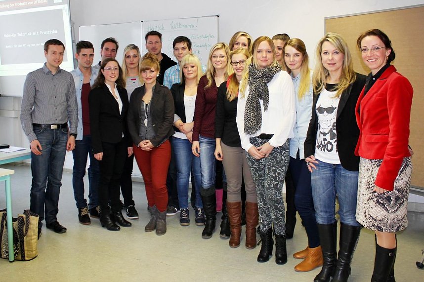 Dr. Kareen Schlangen und Studierende des Moduls Customer Relationship Management des Masterstudiengangs Innovations- und Changemanagement