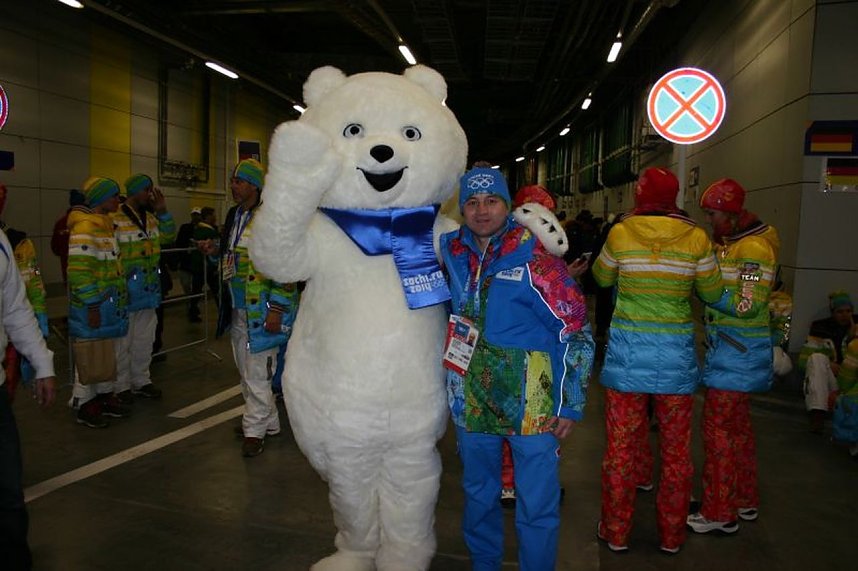 Winke, winke: Der Eisb&auml;r, eins der drei Maskottchen, war ein beliebtes Fotomotiv.