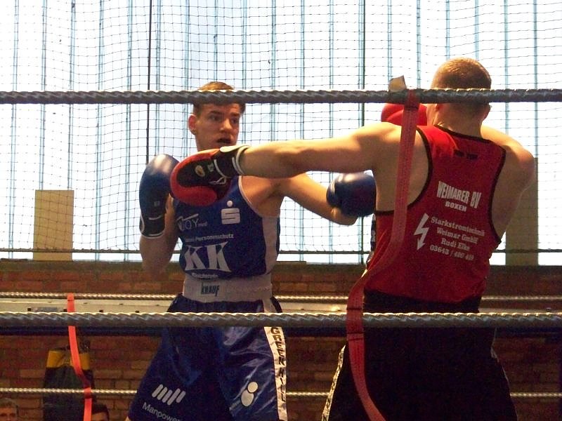 Schon im Halbfinale�der Halbschwergewichtler tat sich der Nordh&auml;user Patrick Esther (blaues Dress) gegen Daniel Schneider (BV Weimar) schwer. Seine Leistung reichte dennoch f&uuml;r das Finale.
