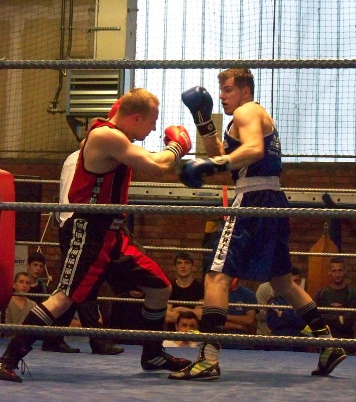 Schon im Halbfinale�der Halbschwergewichtler tat sich der Nordh&auml;user Patrick Esther (blaues Dress) gegen Daniel Schneider (BV Weimar) schwer.