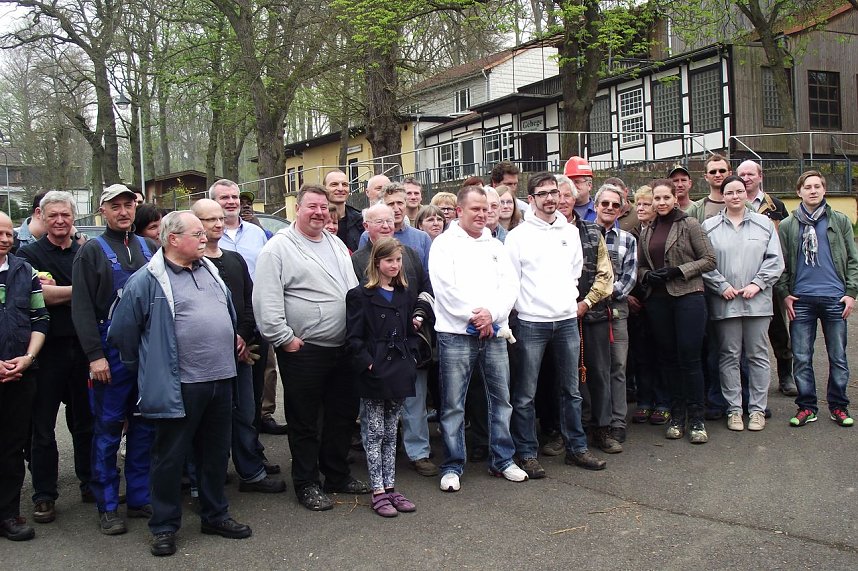 Zum Gruppenfoto vereint, stellten sich die Einsatzhelfer dem Fotografen.