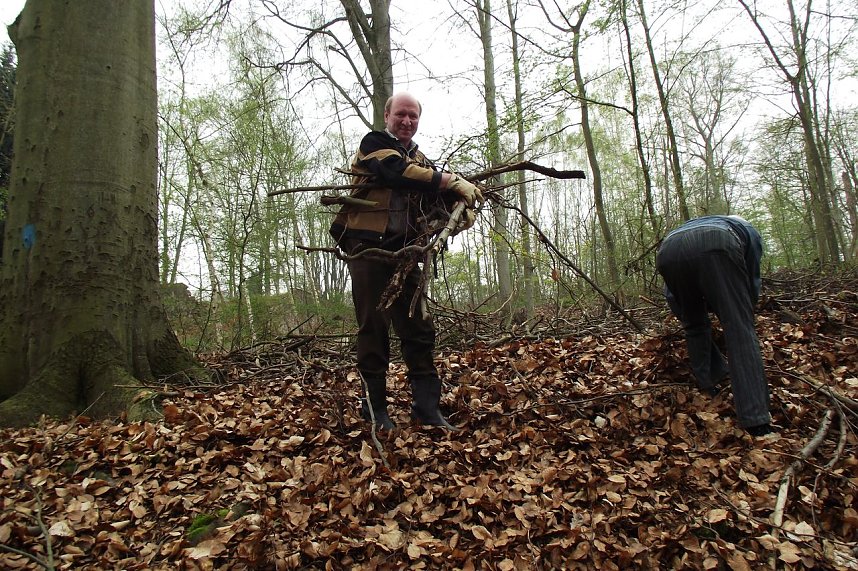 Aufr&auml;umen im Gehege