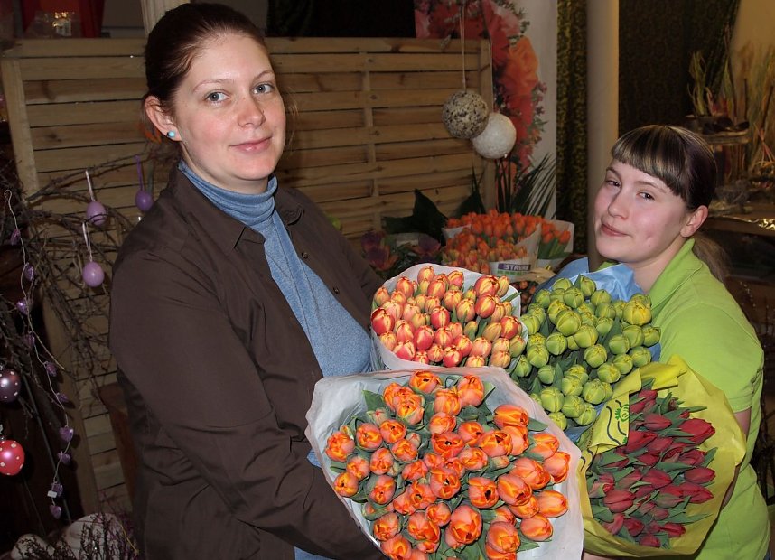 Judith Srocke und ihr Team beim Ausladen der Ware und lustig bunte Tulpen  