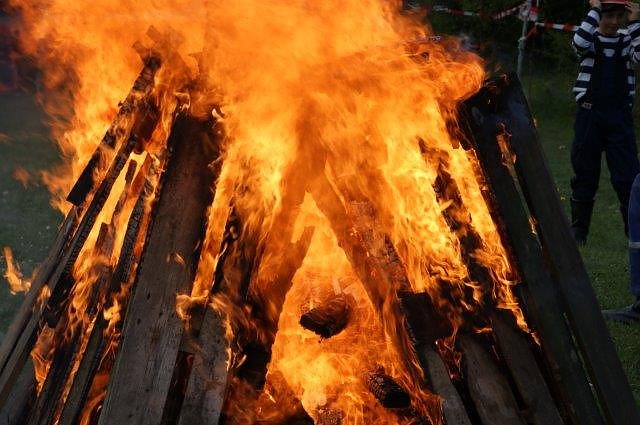 Osterfeuer in Obergebra