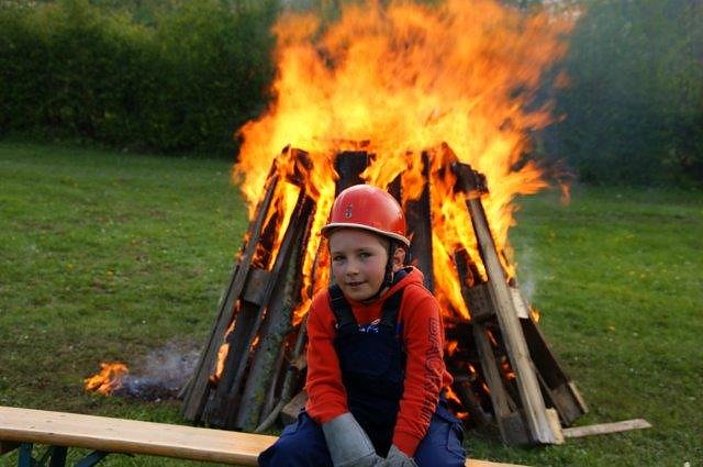Osterfeuer in Obergebra