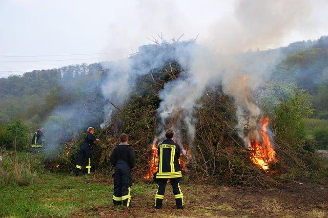 Osterfeuer in Obergebra
