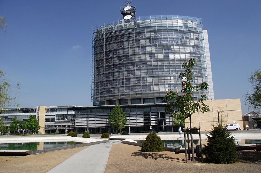 Unterwegs: Das hochmoderne Geb&auml;ude des MDR in Leipzig ist ein Blickfang.