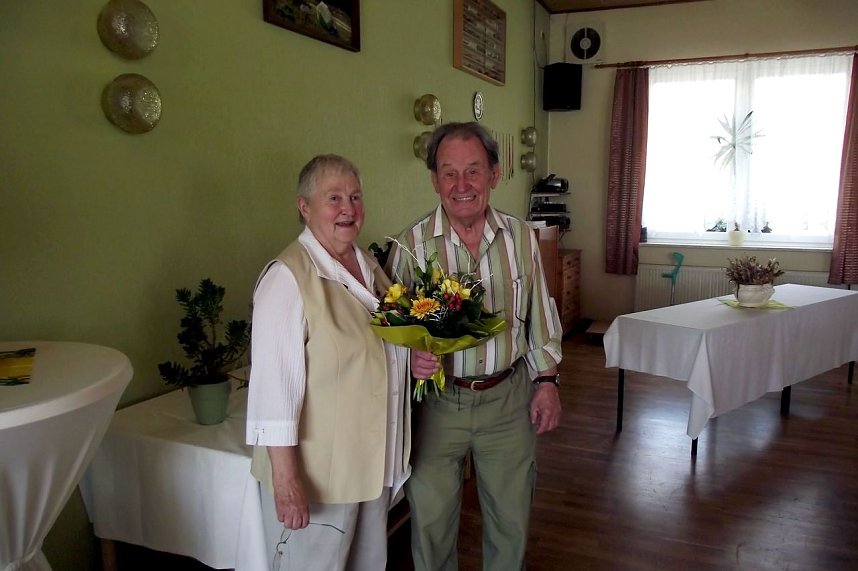 Erika Hoyer und ihr einstiger Lehrer Gerd Stolz begr&uuml;&szlig;ten sich herzlich gegenseitig mit Blumen. Als 22-J&auml;hriger unterrichtete er in G&uuml;nzerode, sie war ein 14-j&auml;hriges M&auml;del