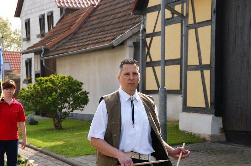 Maibaum in Obergebra gesetzt