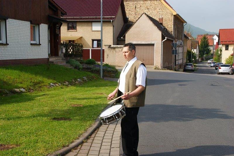 Maibaum in Obergebra gesetzt