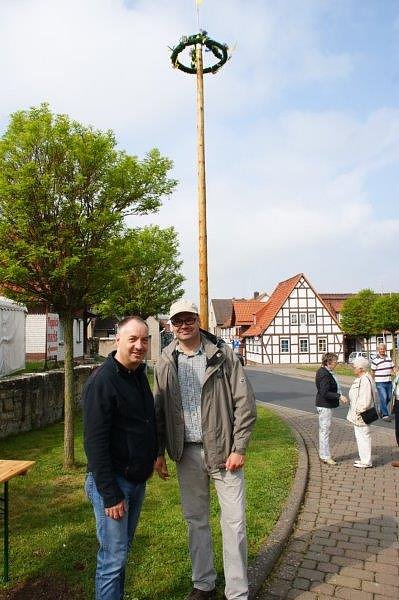 Maibaum in Obergebra gesetzt