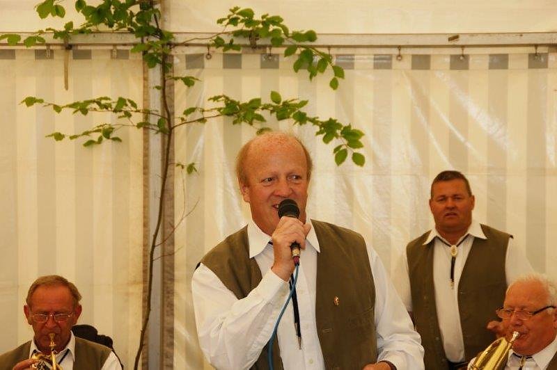 Maibaum in Obergebra gesetzt