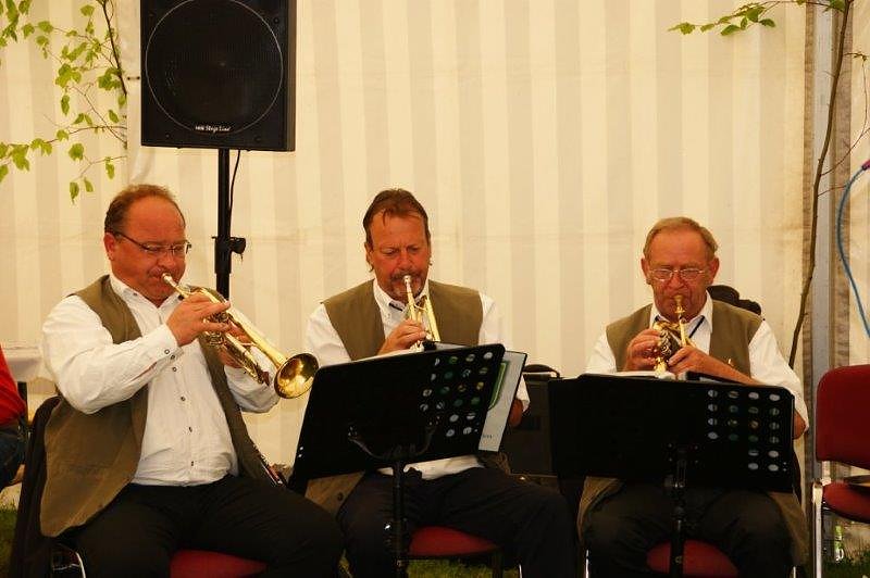 Maibaum in Obergebra gesetzt