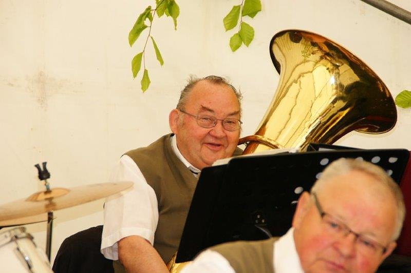 Maibaum in Obergebra gesetzt