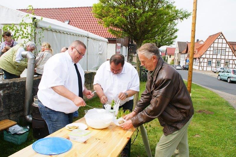 Maibaum in Obergebra gesetzt