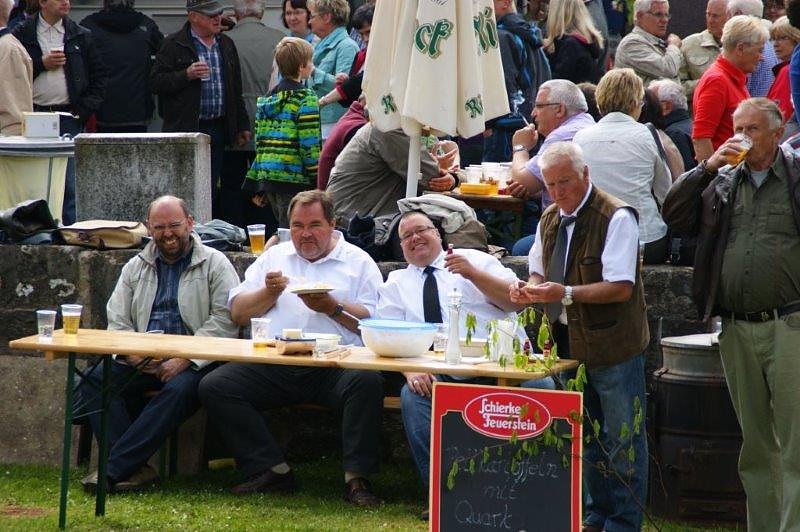 Maibaum in Obergebra gesetzt