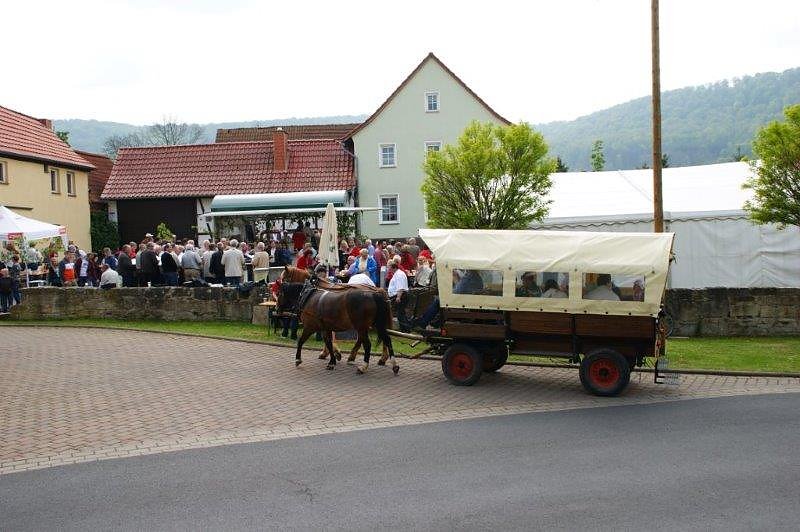 Maibaum in Obergebra gesetzt