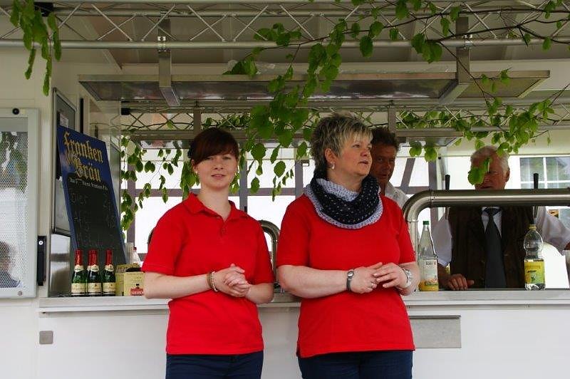 Maibaum in Obergebra gesetzt