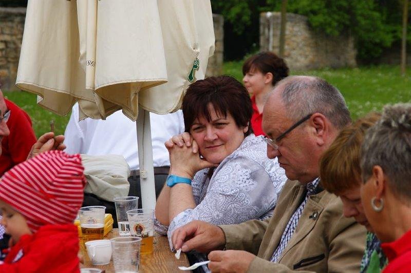 Maibaum in Obergebra gesetzt